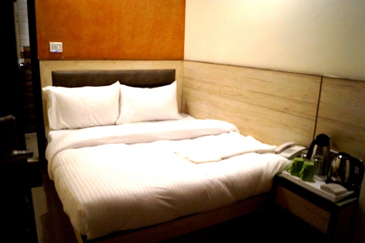 Optimum Oxford International Hotel Ню Делхи Екстериор снимка